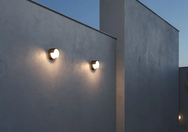 Fachada contemporánea iluminada por apliques LED Beneito Faure con luz cálida