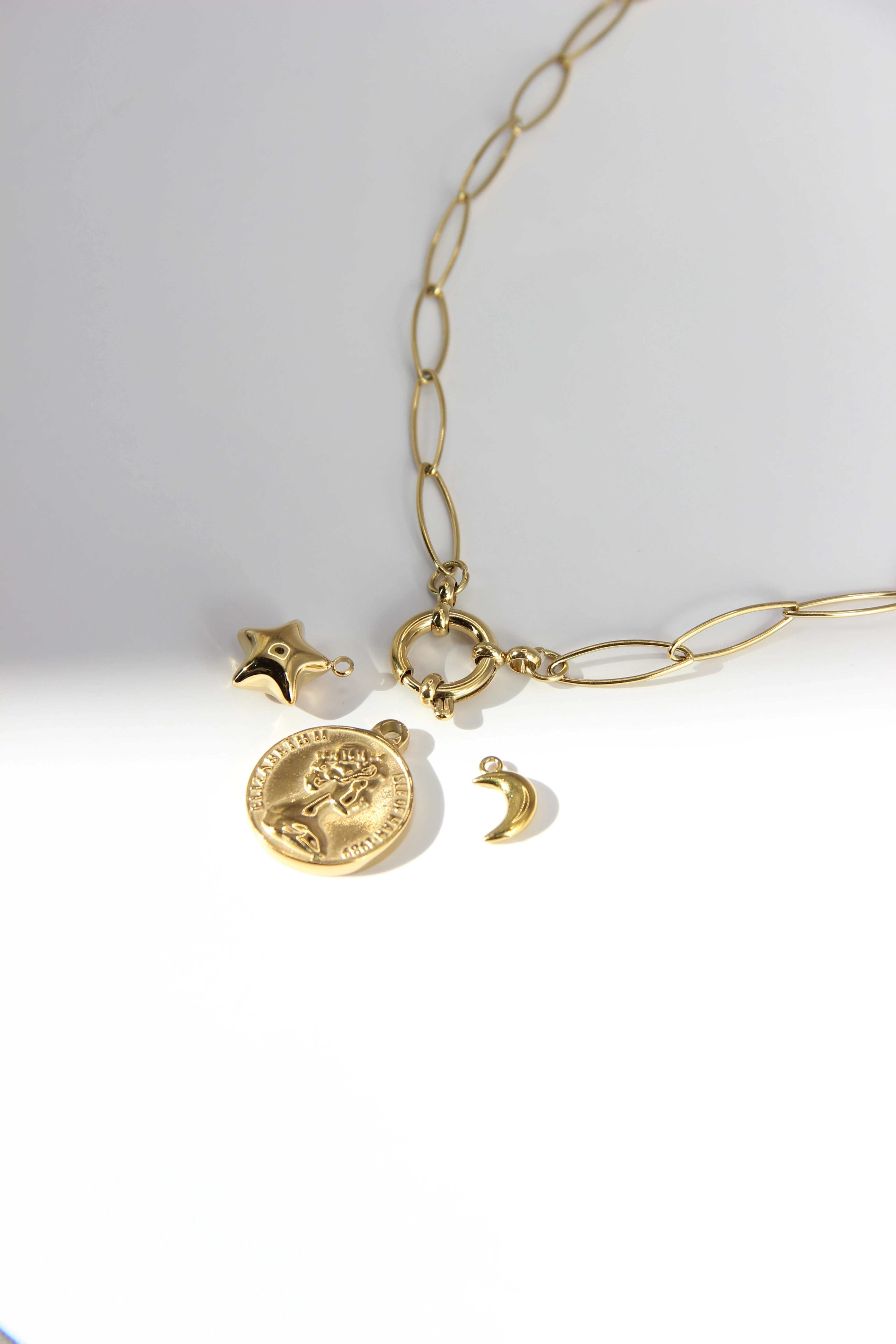 Shooting gioielli professionale a genova per contenuti web e social, realizzato da Aura Studio genova, agenzia di comunicazione e social media