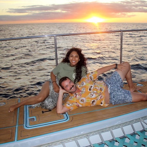 Kaksi vierasta nauttimassa ilmapiiristä