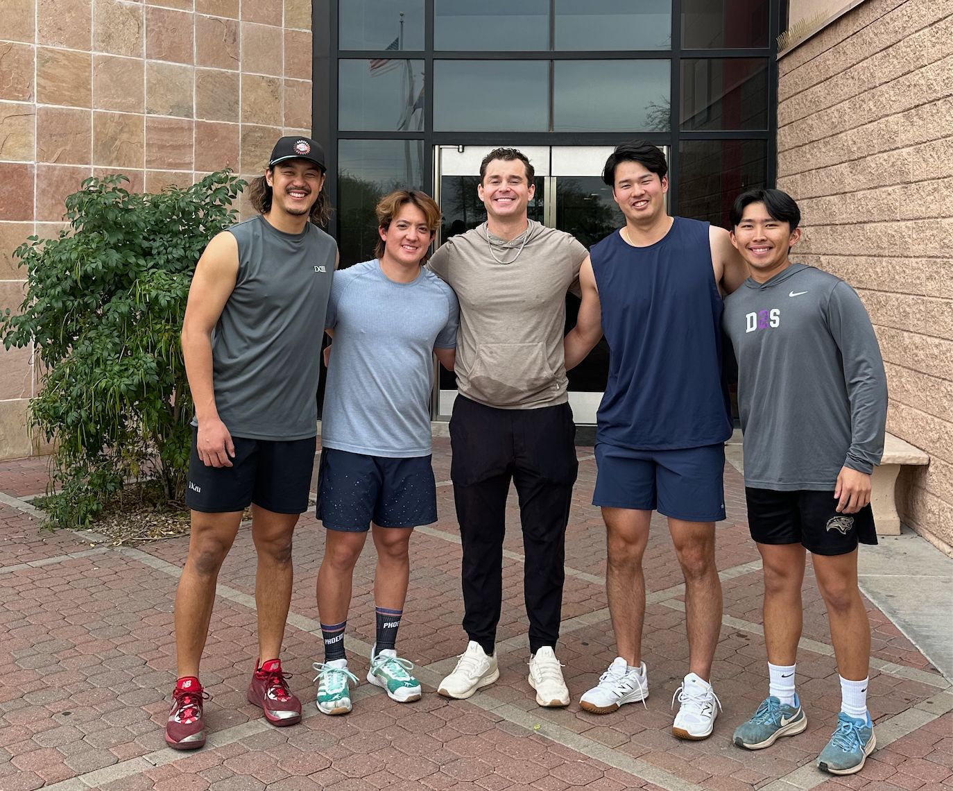 写真キャプション欄に貼り付け： 高橋光成、与座海人、Chris Langin、渡辺勇太朗、通訳・髙木涼 — アリゾナ、2026年1月