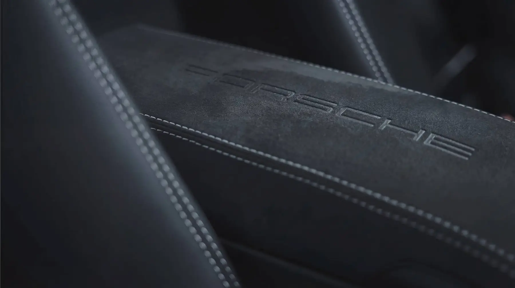 Avant nettoyage de l’Alcantara d’une Porsche 911