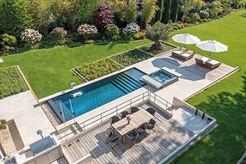 Luftaufnahme: MLine Pool mit integriertem Whirlpool auf großer Terrasse