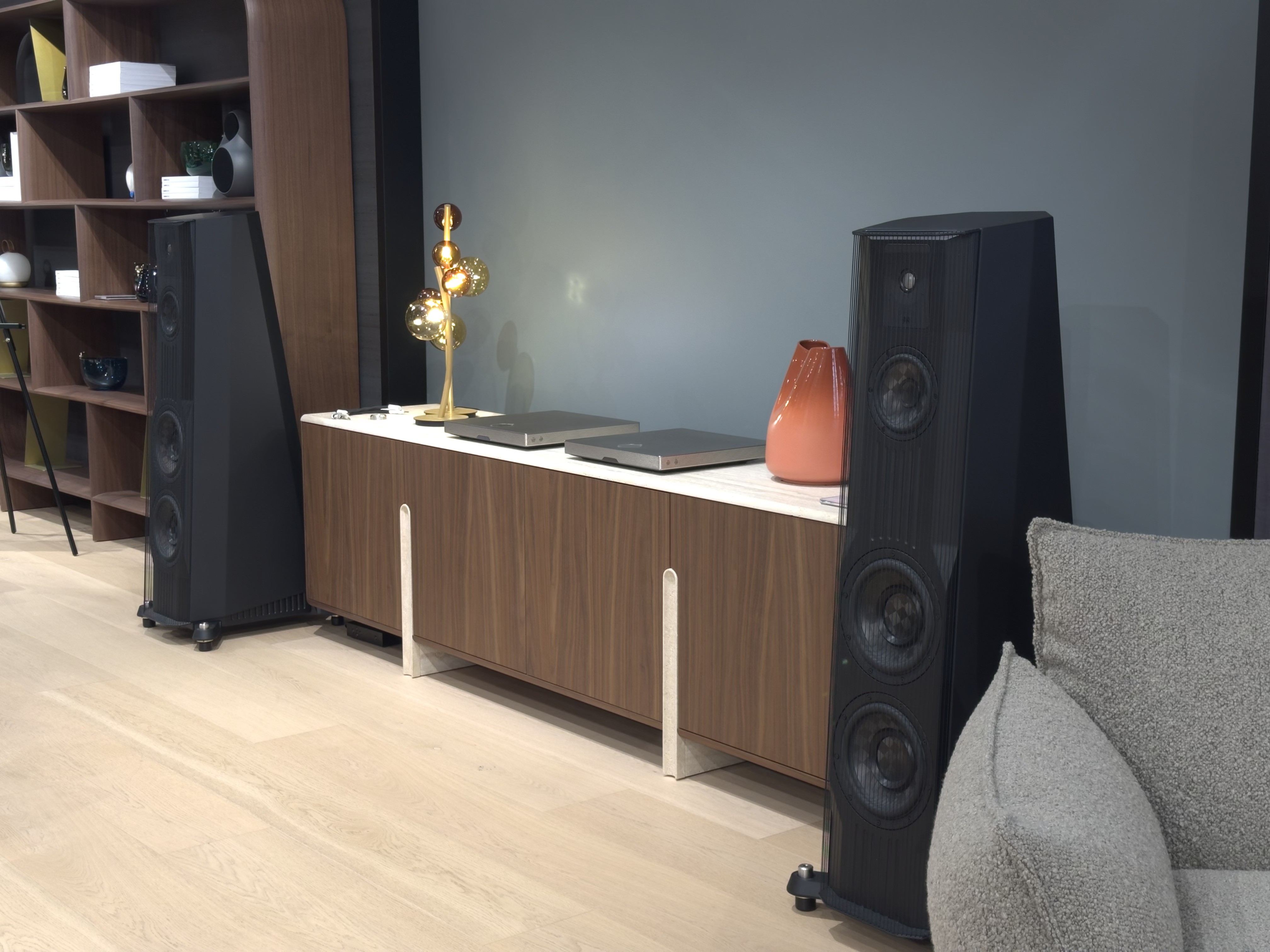 Image d'enceintes Gryphon Audio EOS 5 dans le showroom de Roche Bobois Versailles