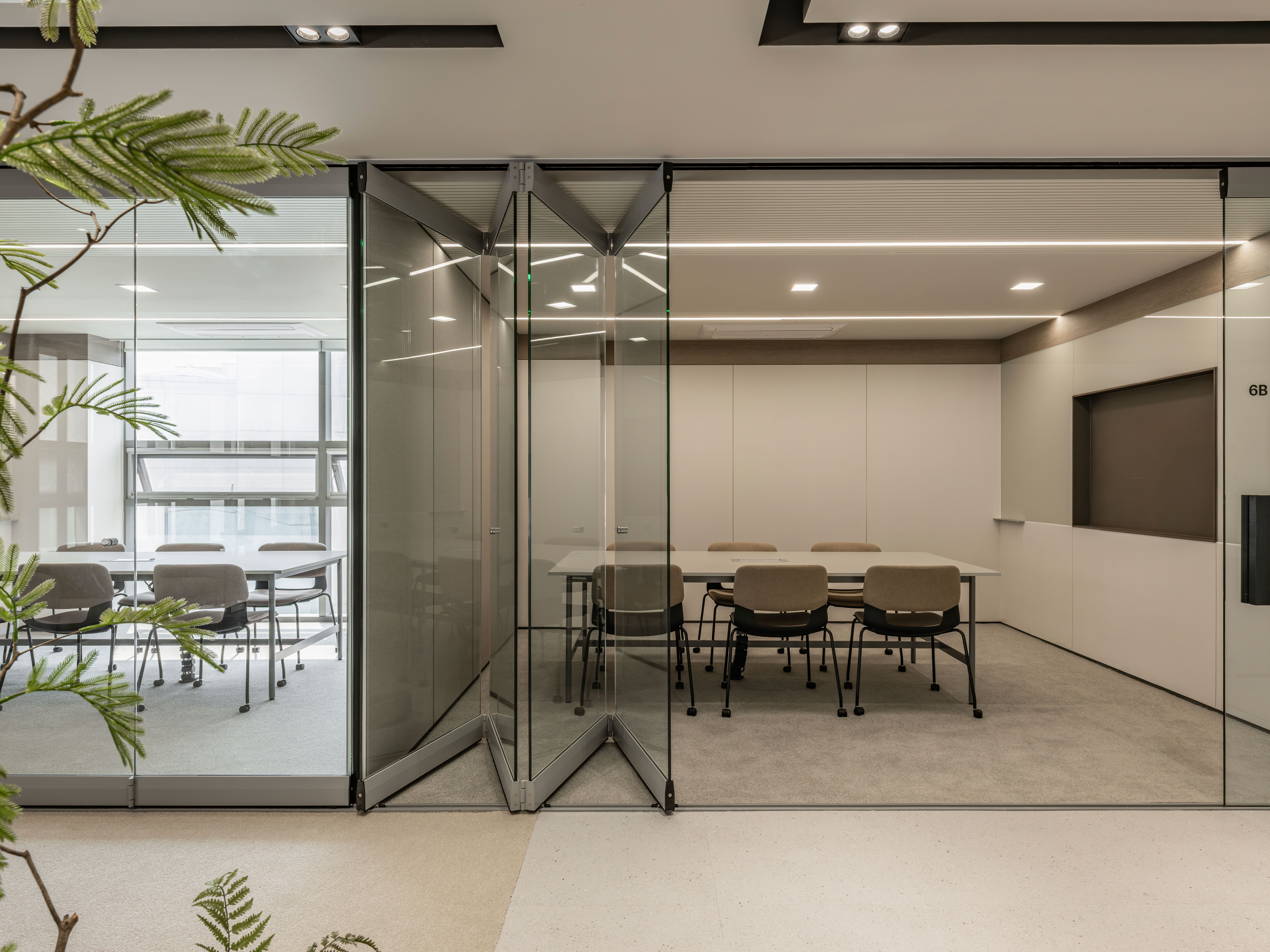 글라스 폴딩도어가 달려있는 퓨처플레이의 미팅룸 모습