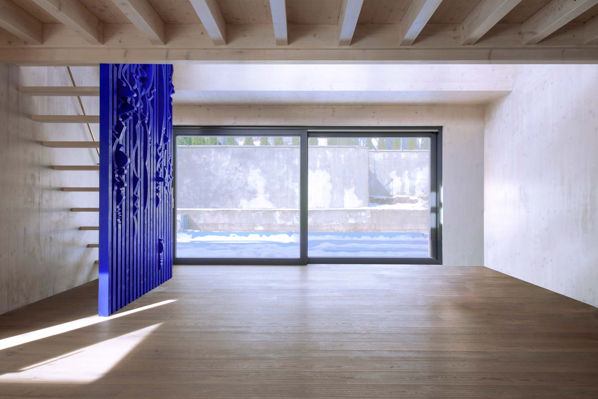 Ultramarine Staircase Wall – Bold Wooden Focal Point