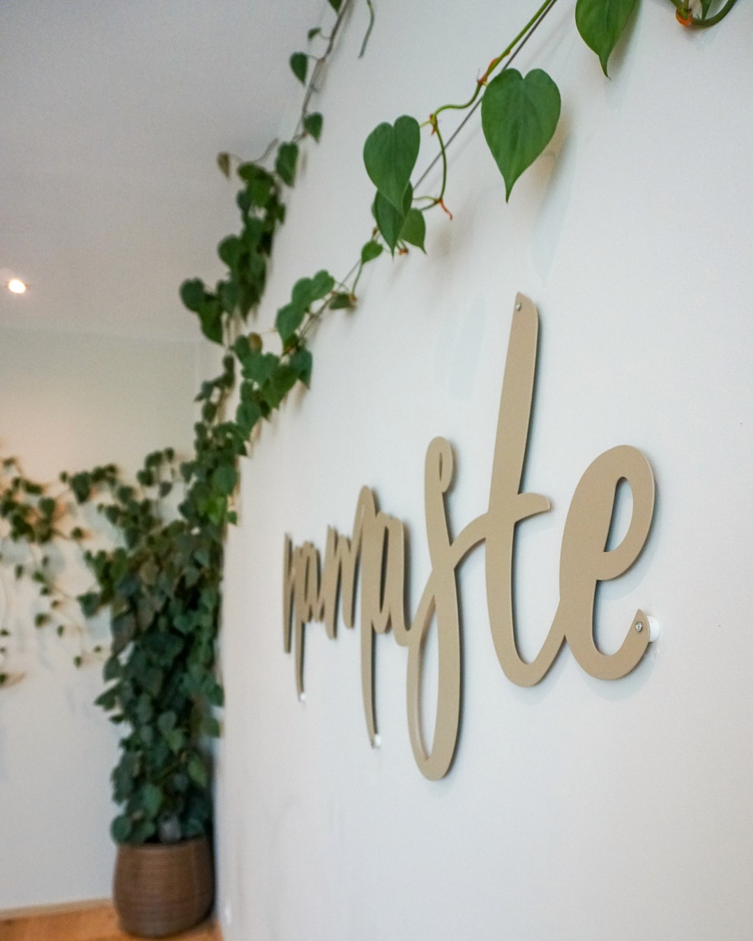 Namaste Schriftzug im Yoga Raum bei Fuchs Kampfsport.