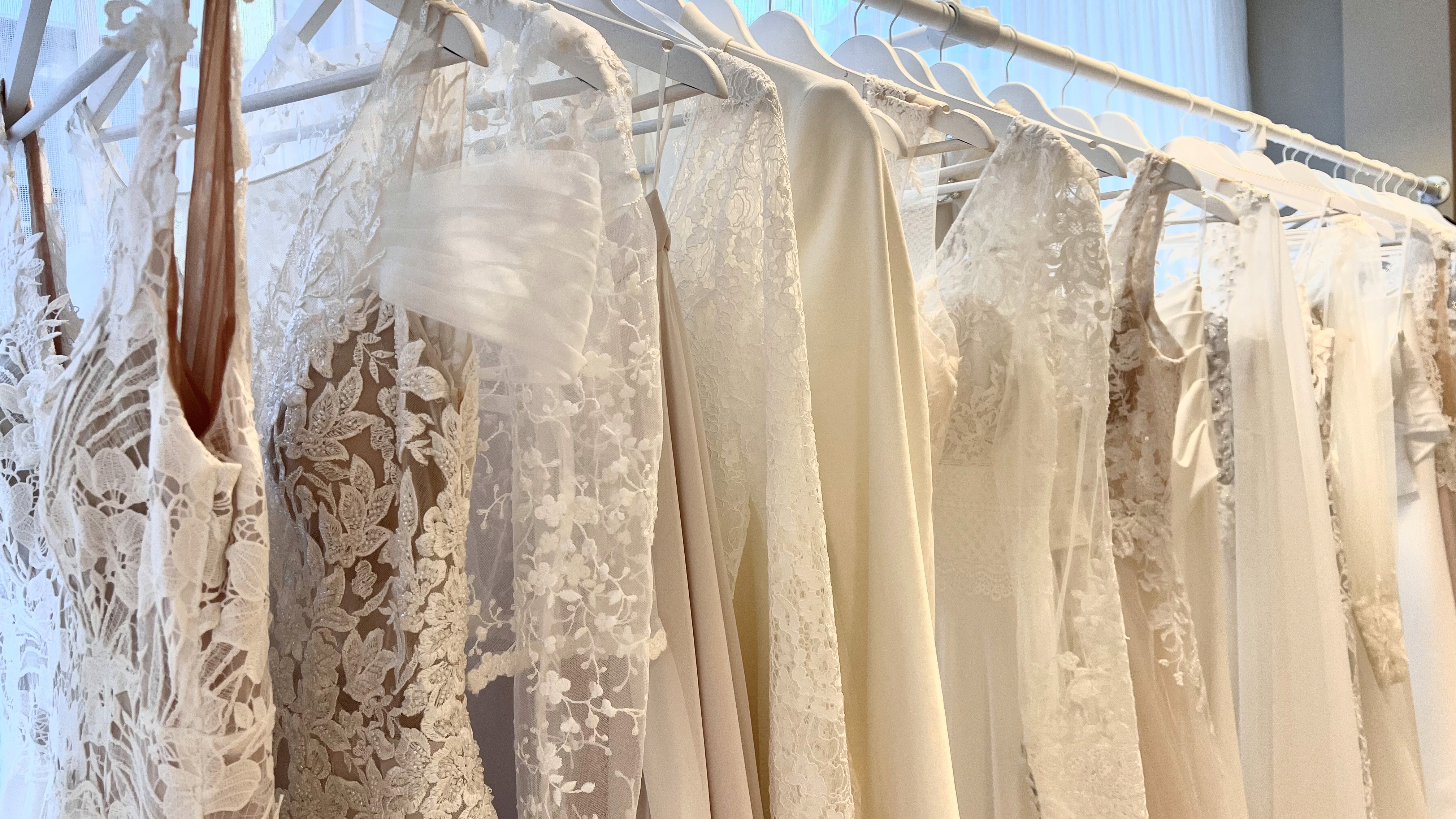 detail van de trouwjurk met kant en elegante sleep, handgemaakt in bruidsatelier