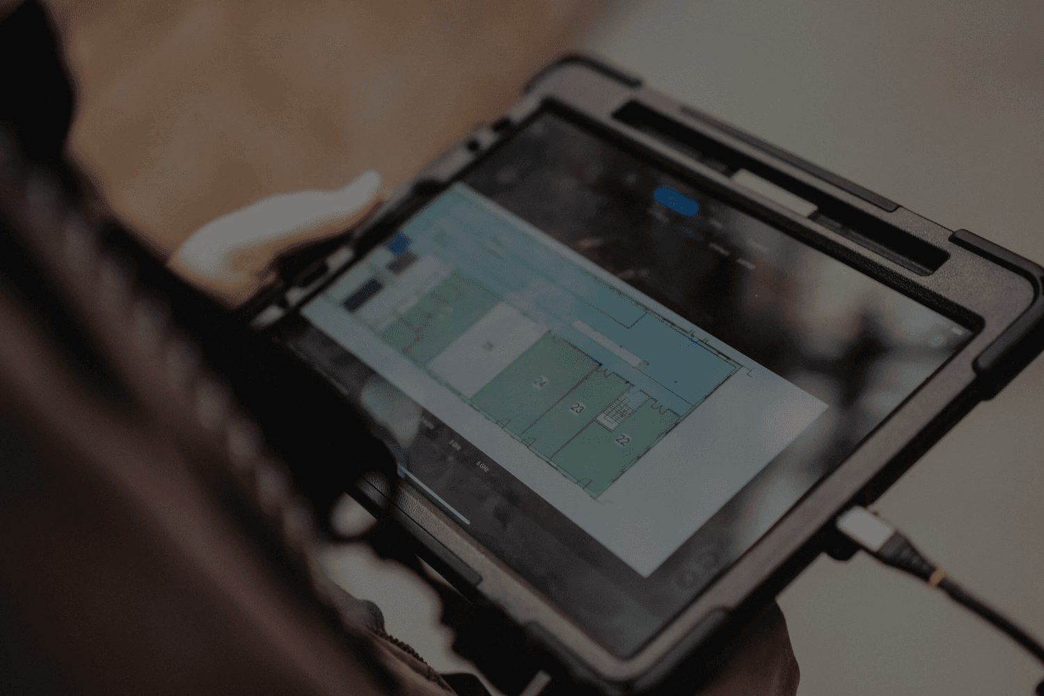 Expert Wi-Fi certifié CWNE réalisant un audit réseau en entreprise