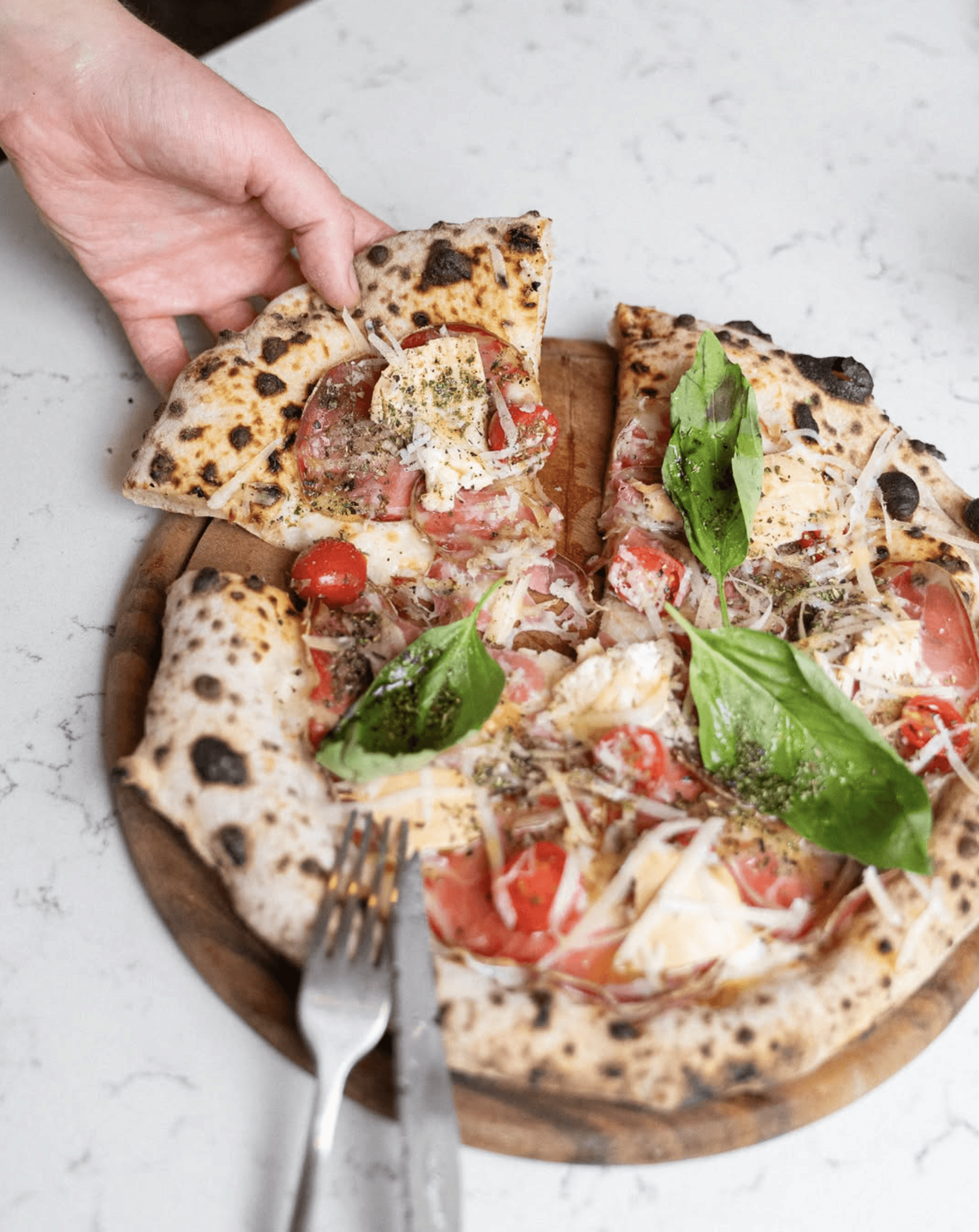 Pizza napolitaine Bocce garnie de tomates fraîches et basilic
