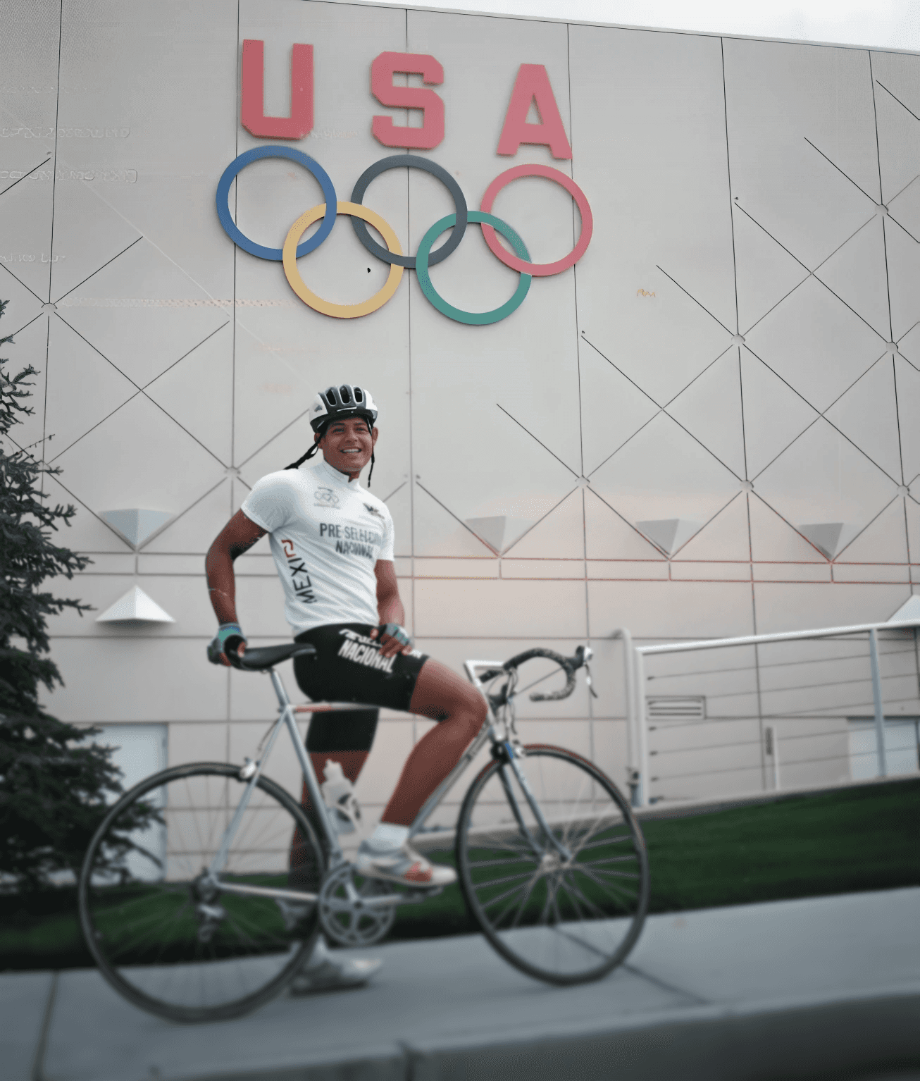 Marco Navarro como preseleccionado nacional para Atlanta 96, frente al centro olímpico de EE.UU. con bicicleta de ruta.
