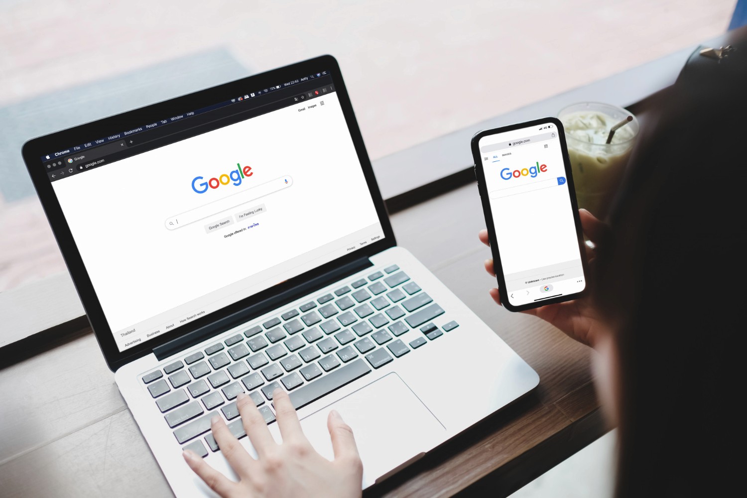 Gestor analisando problemas de visibilidade no Google em site corporativo com foco em SEO e presença digital