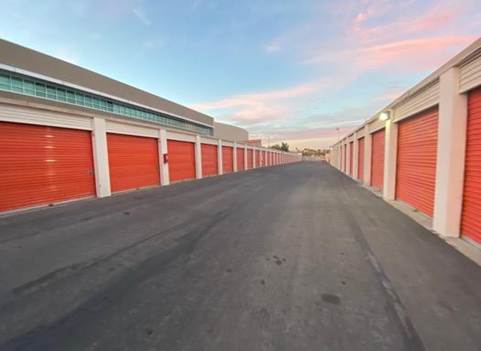 하늘, 야외, 구름, 도로이(가) 표시된 사진

자동 생성된 설명