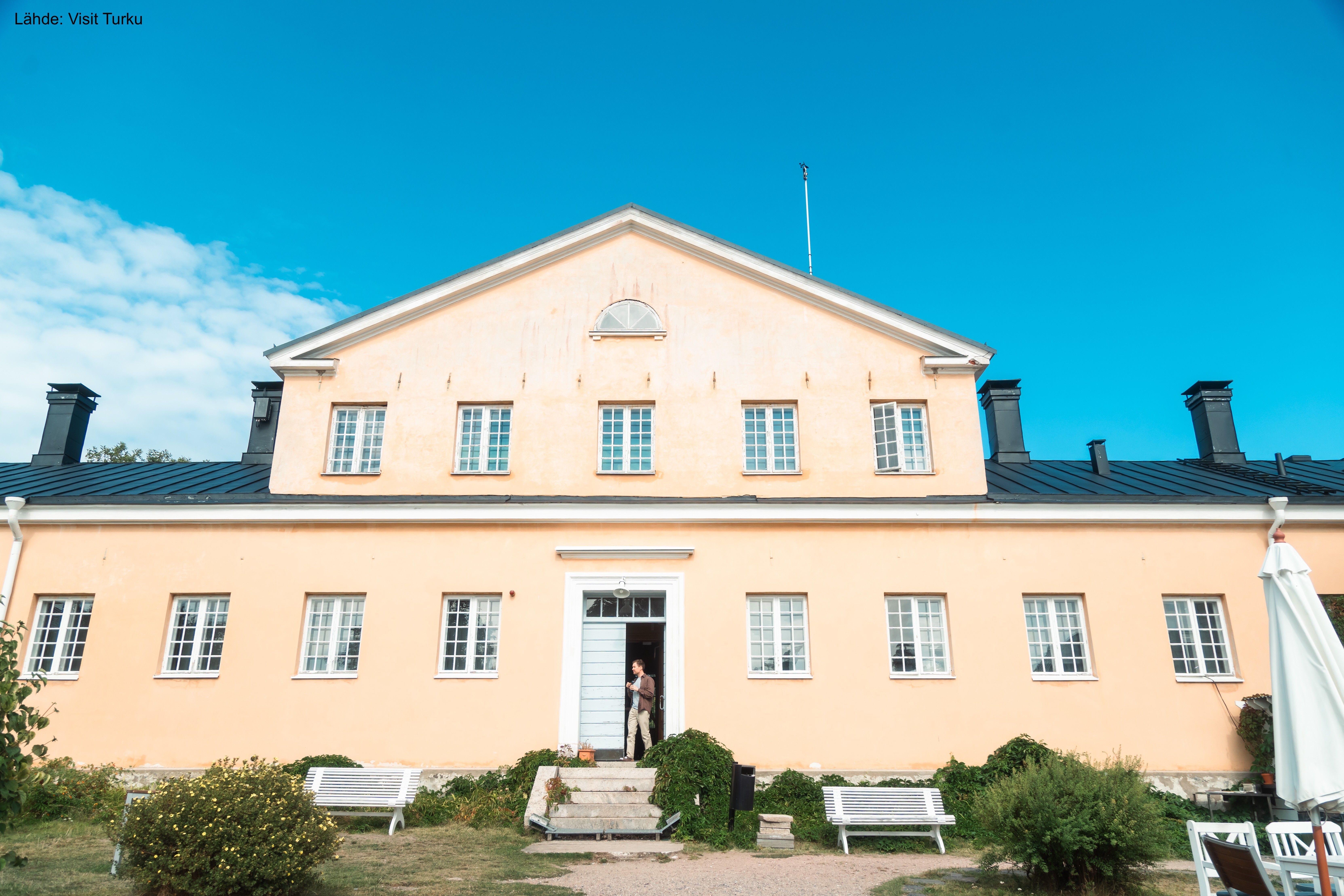 A man standing with Sufboard