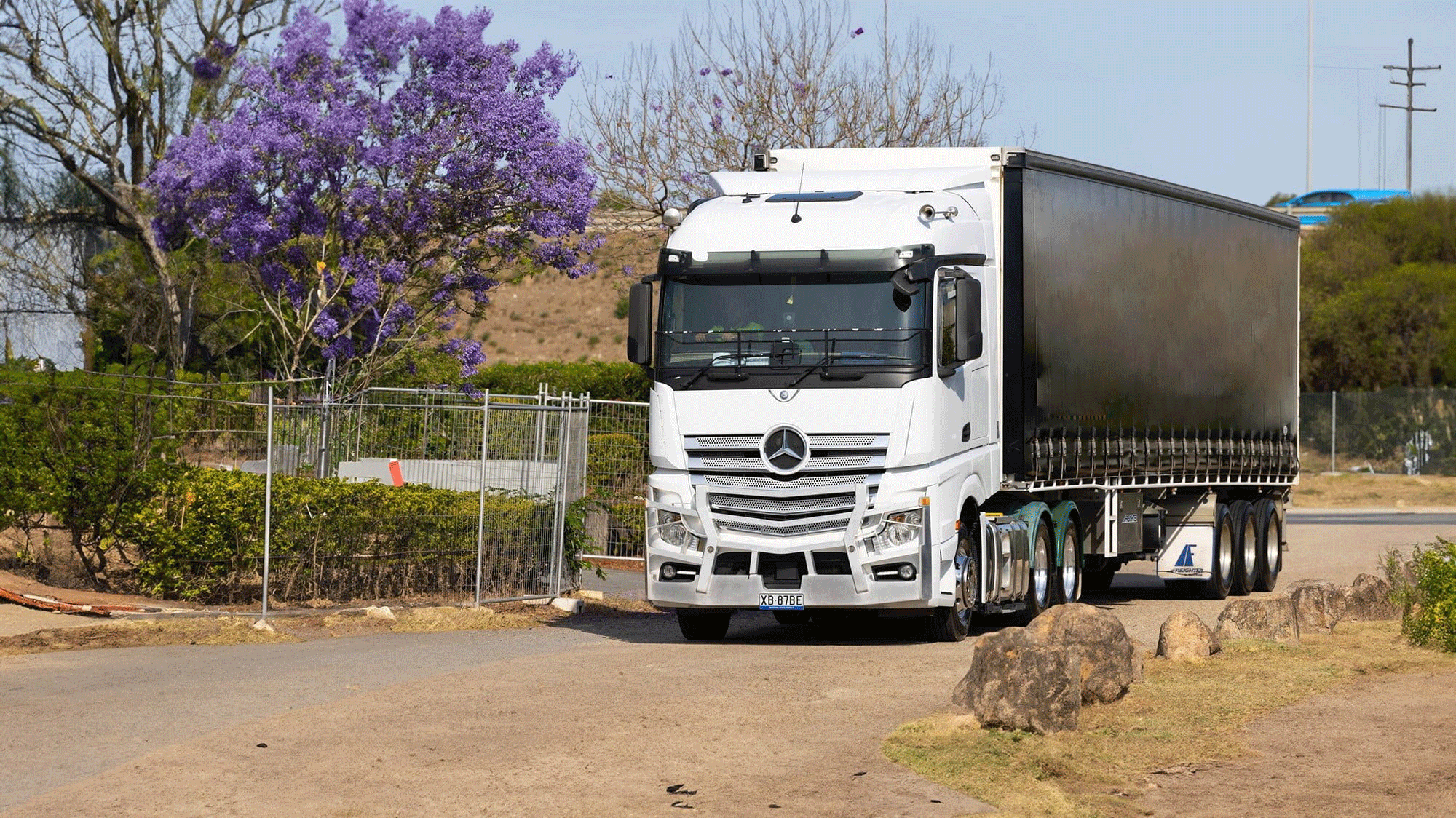 Large logistics warehouse with a worker walking in the center, seen in profile.