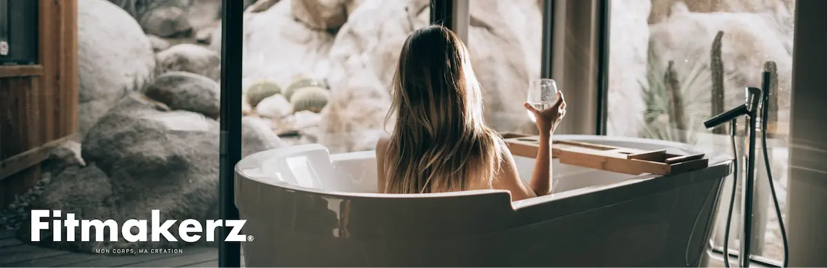 Une personne se relaxant dans une baignoire