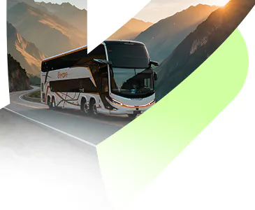 Consultora da Livare Viagens sorri enquanto apresenta orientações de pré-embarque em quadro branco, preparando viajantes do Circuito Andino com informações sobre mala, clima e saúde.