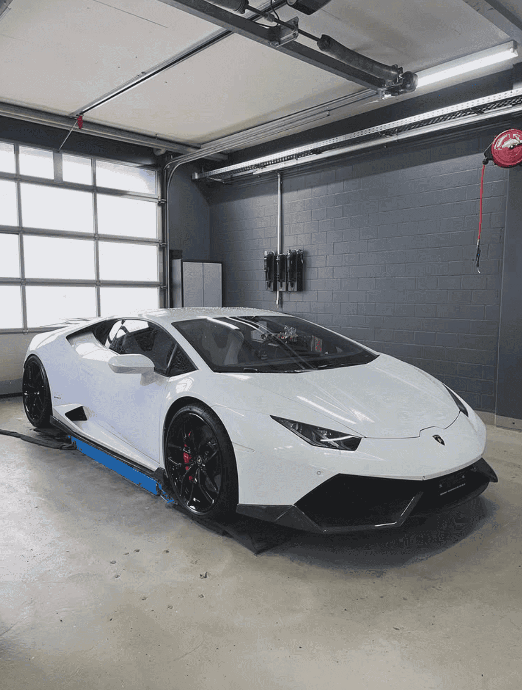 weisser Lamborghini in der Garage