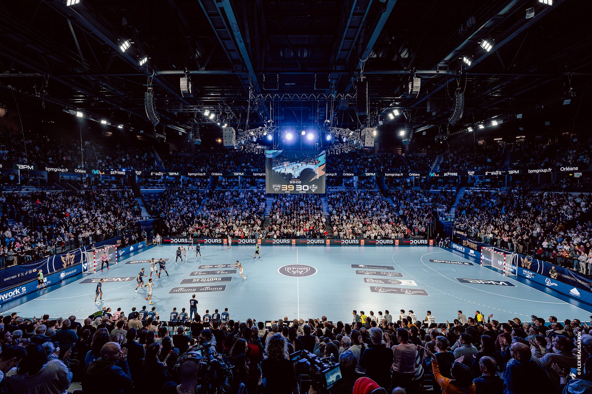 Photographe sportif Flex Réalisation, vue d'ensemble d'une arena de handball en compétition