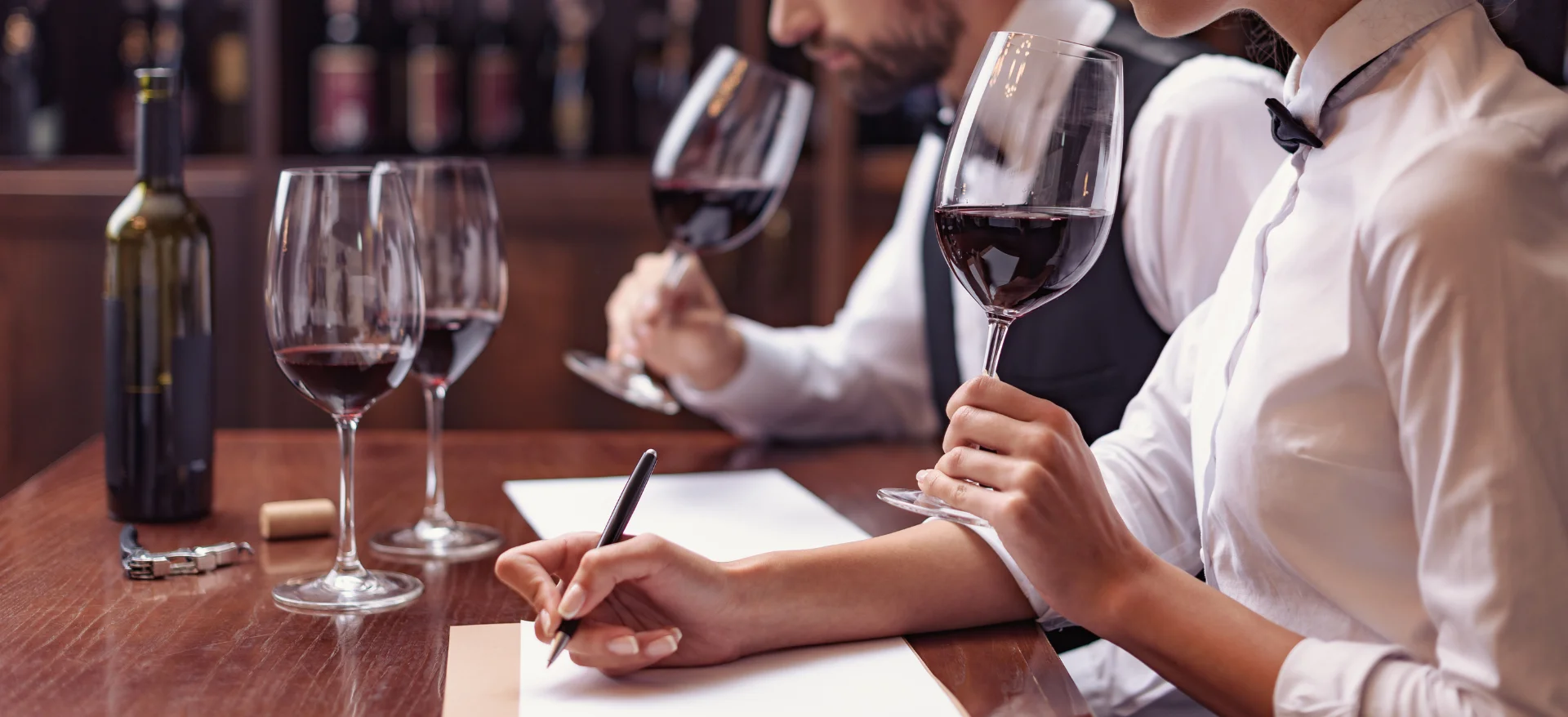 Deux personnes dégustent et notent du vin