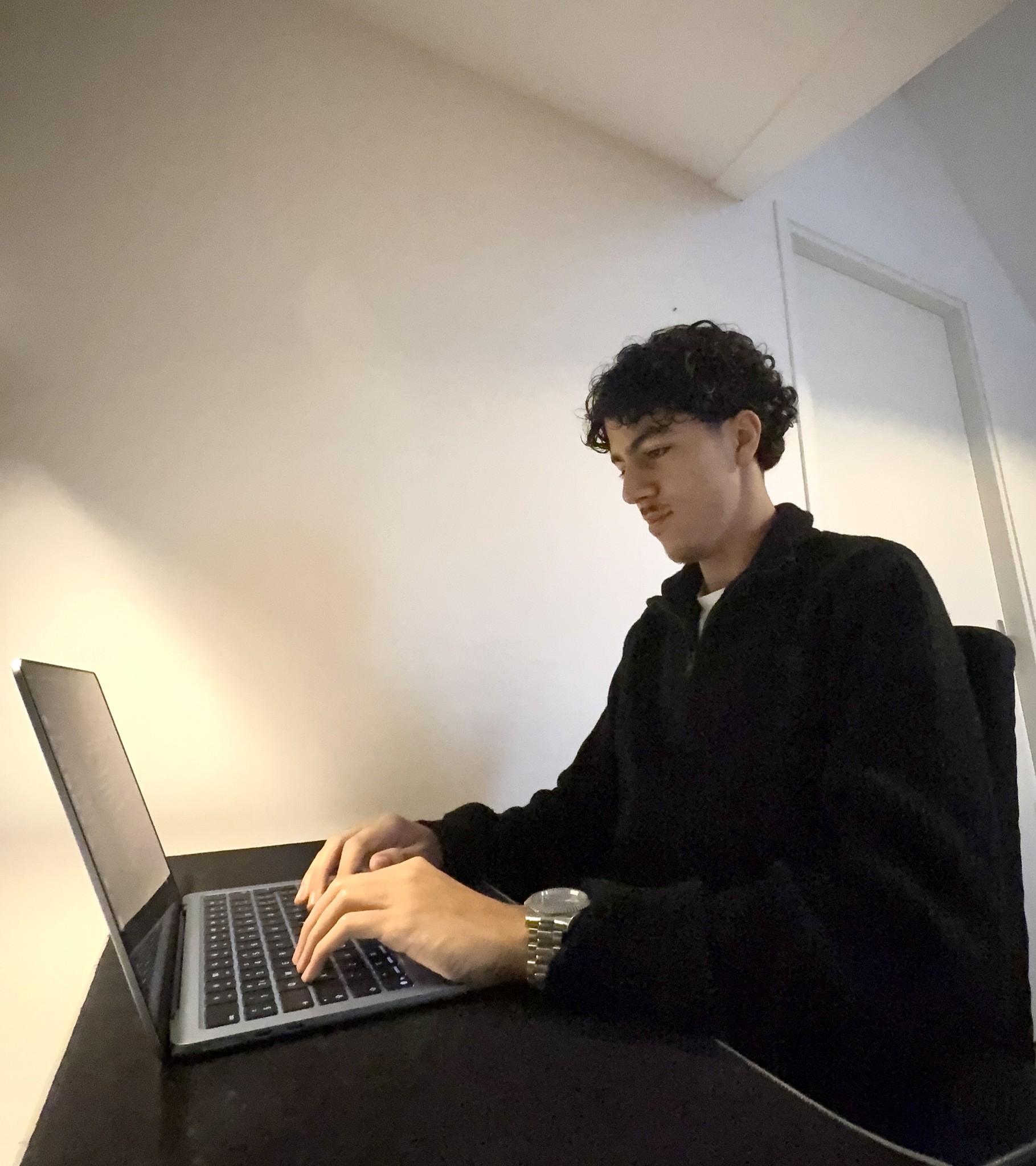 Eigenaar van Nova Web Studio achter zijn laptop