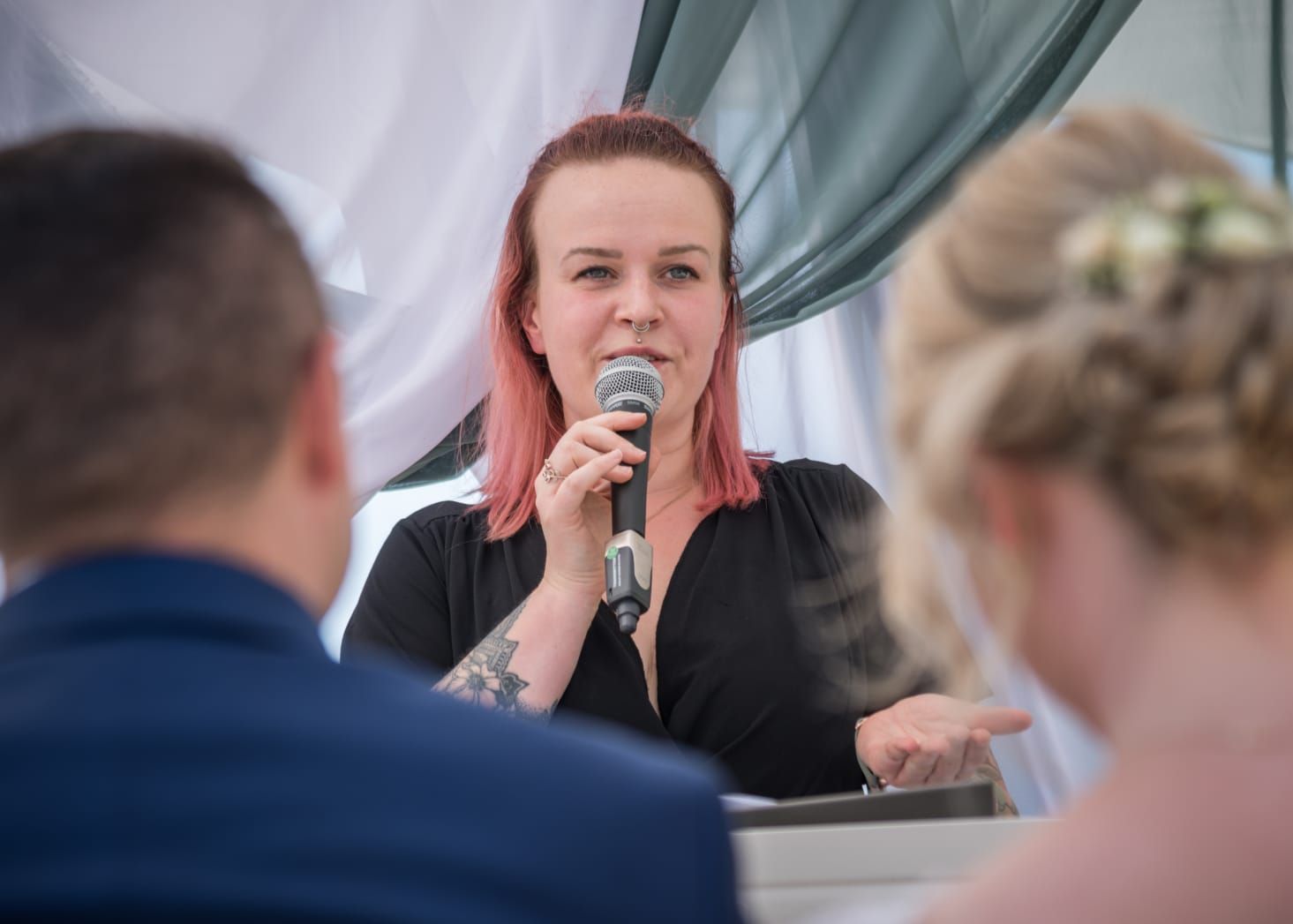 Unvergessliche Hochzeitsbegleitung durch Wort und Gesang – Denise Naser für besondere Anlässe über marrymind anfragen.