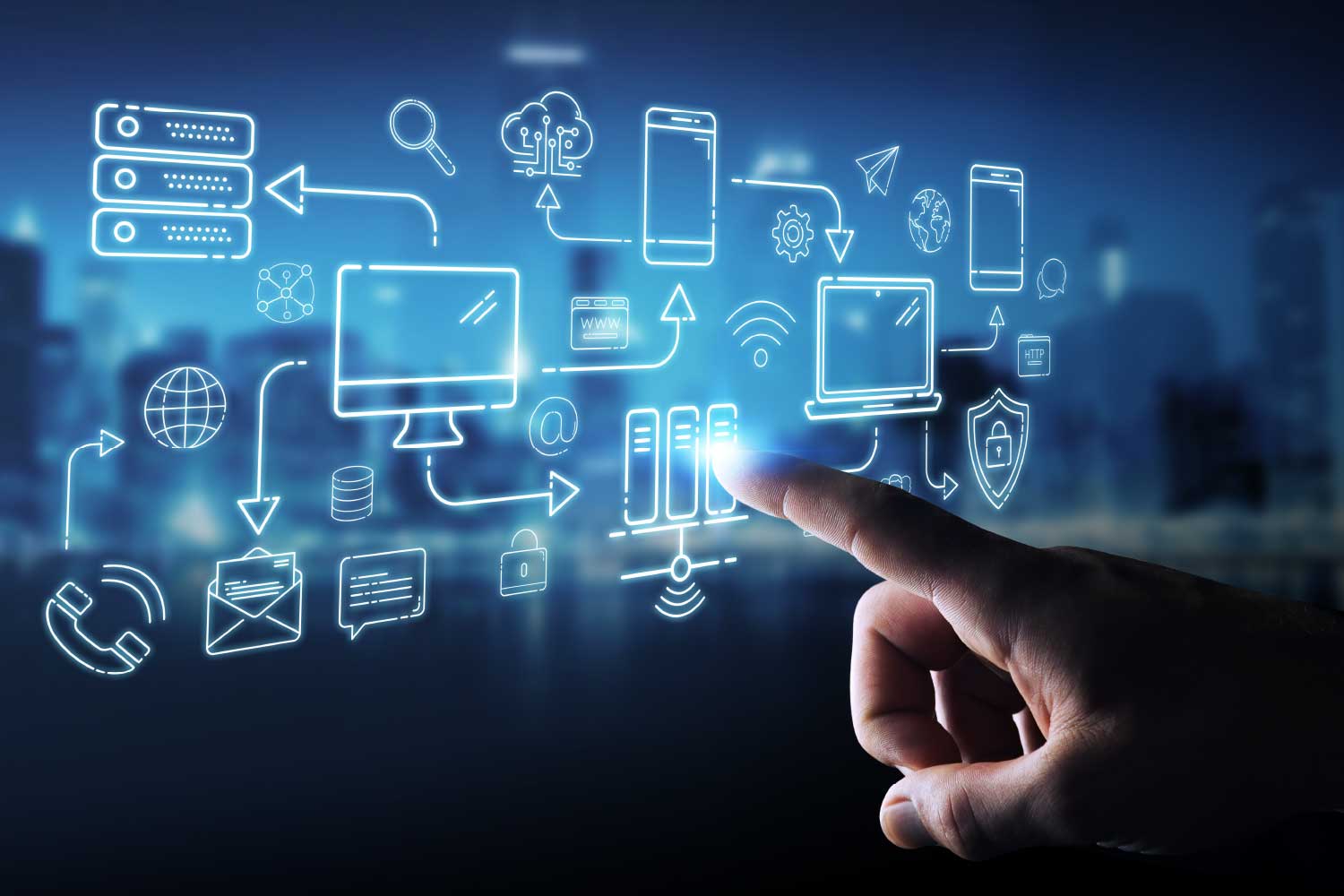 Dedo tocando painel digital holográfico com ícones de computador, smartphone, cloud, segurança, e-mail e conectividade, representando transformação digital e ecossistema de TI - FindUP - Central de Serviços Compartilhados