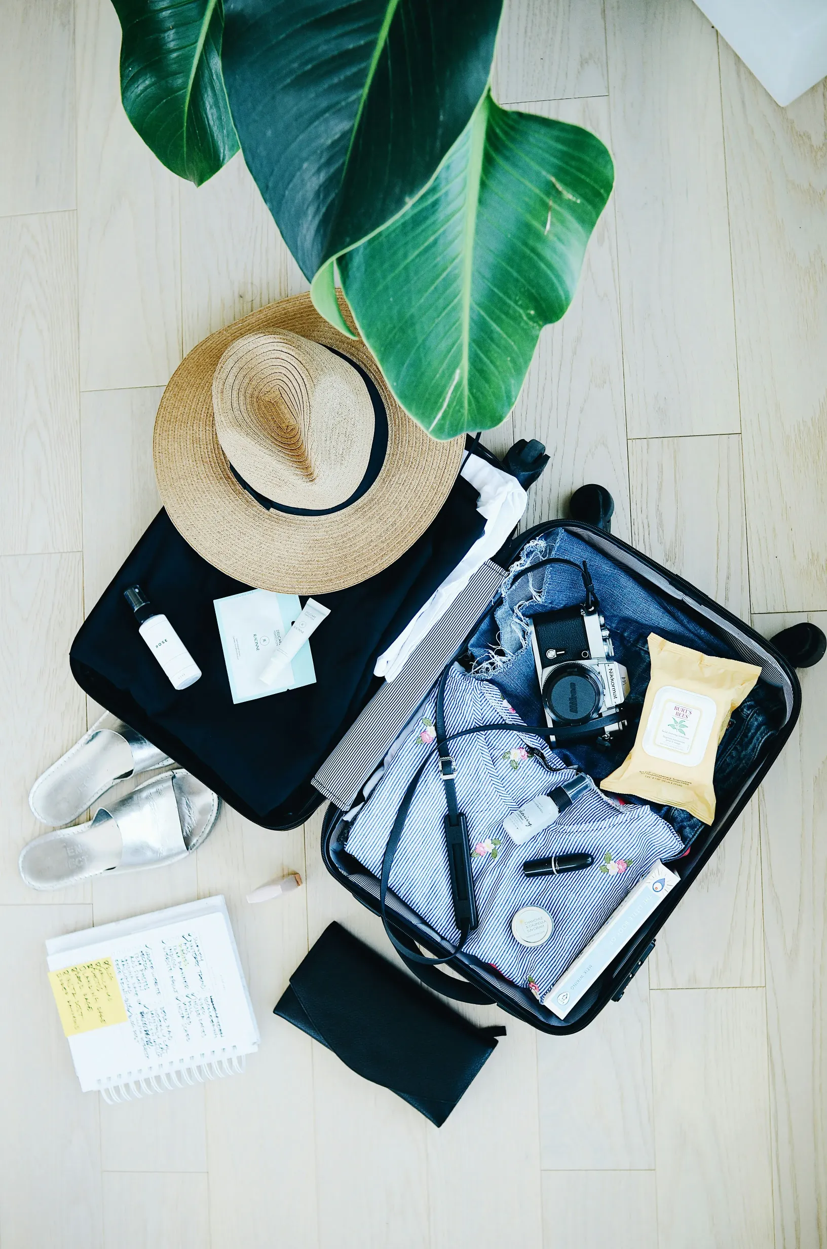Une valise ouverte avec des tenues de voyage