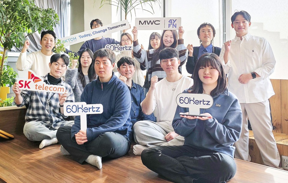 식스티헤르츠 임직원들이 ‘SKT 스타트업 전시관’의 슬로건을 들고 포즈를 취하는 모습