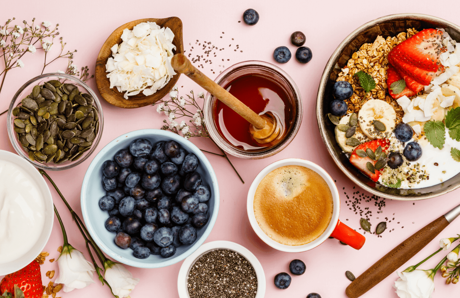 Some bowls of various foods on a table with some fruit.