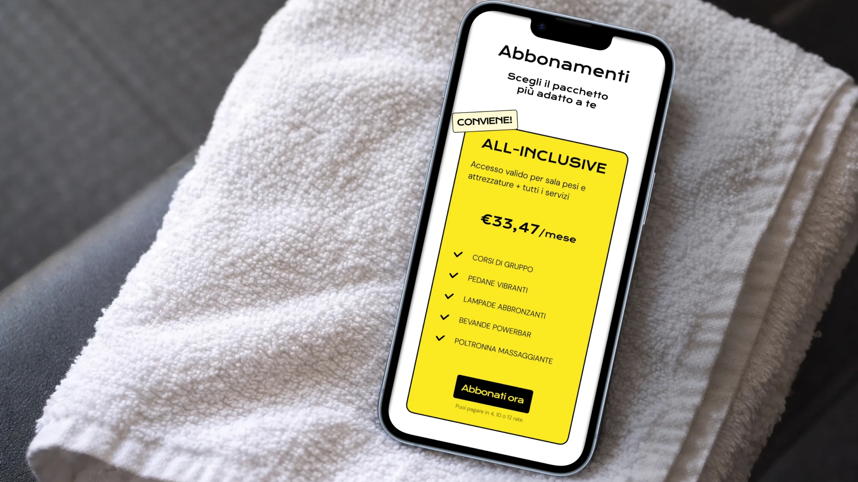 sezione abbonamento mobile su telefono appoggiato su un asciugamano da palestra