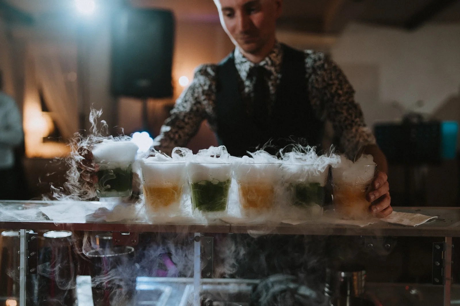 elegancki koktajl przygotowywany przez barmana na wesele przy pomocy sitka