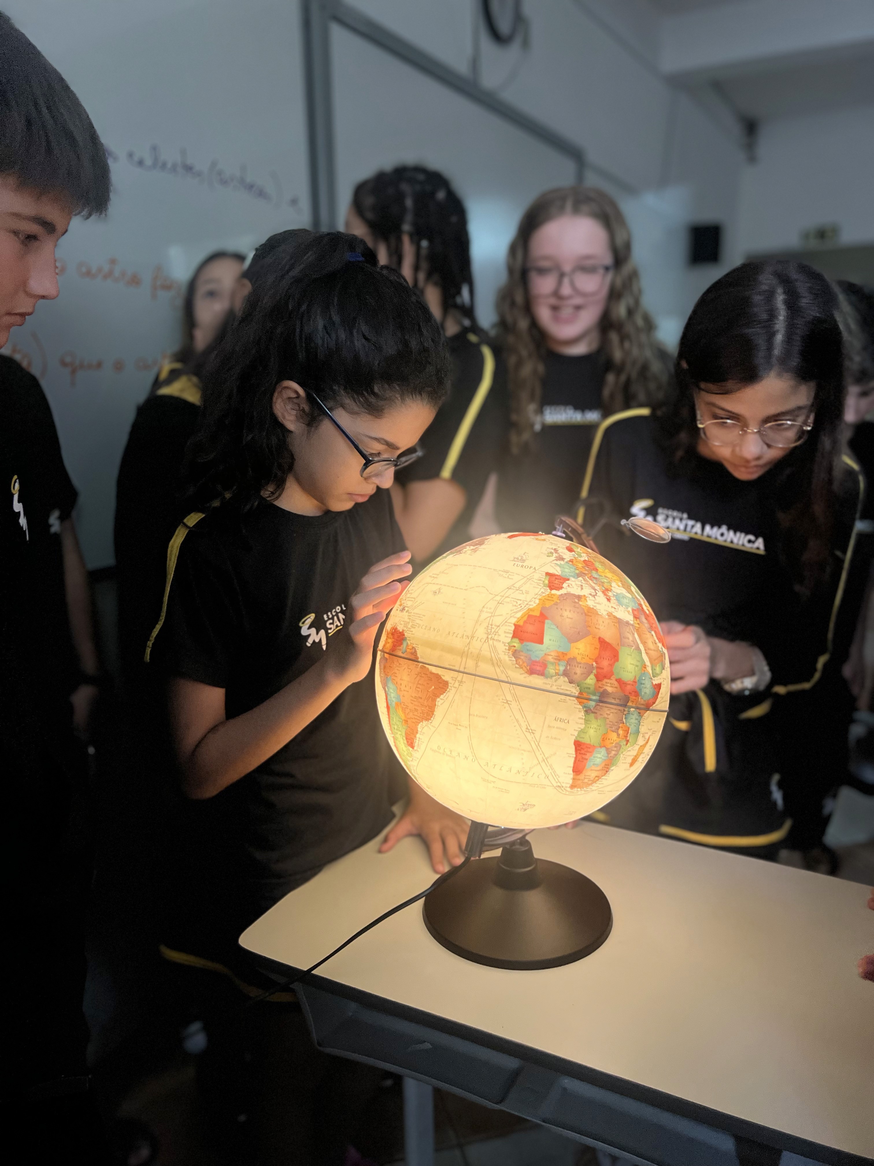Alunos do Jardim II da Escola Santa Mônica participam de atividade do projeto Astroalfa explorando a letra A.