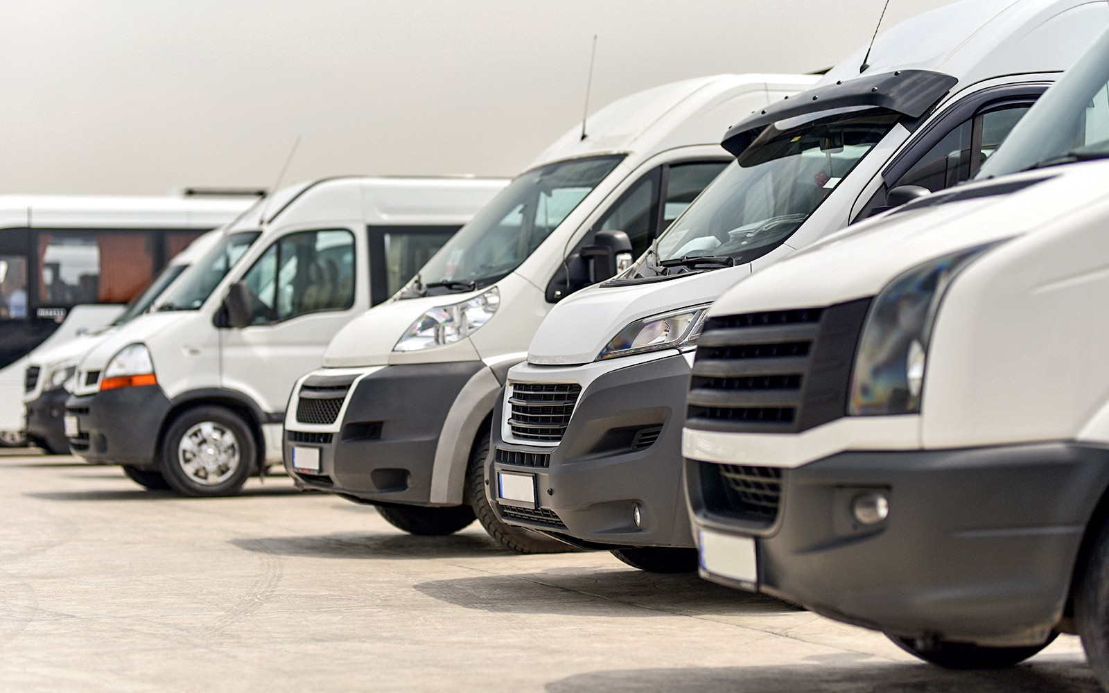 दुबई और अबू धाबी के परिवहन सेवा के लिए शटल वैन तैयार खड़ी हैं।