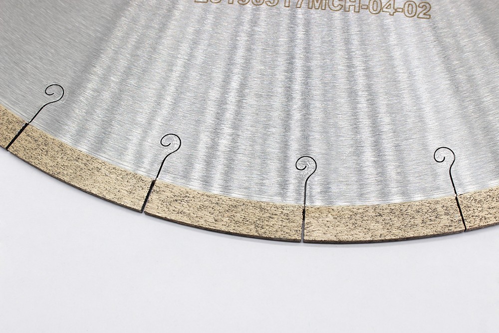  Detailed view of the diamond segments on a saw blade, highlighting the quality and craftsmanship.