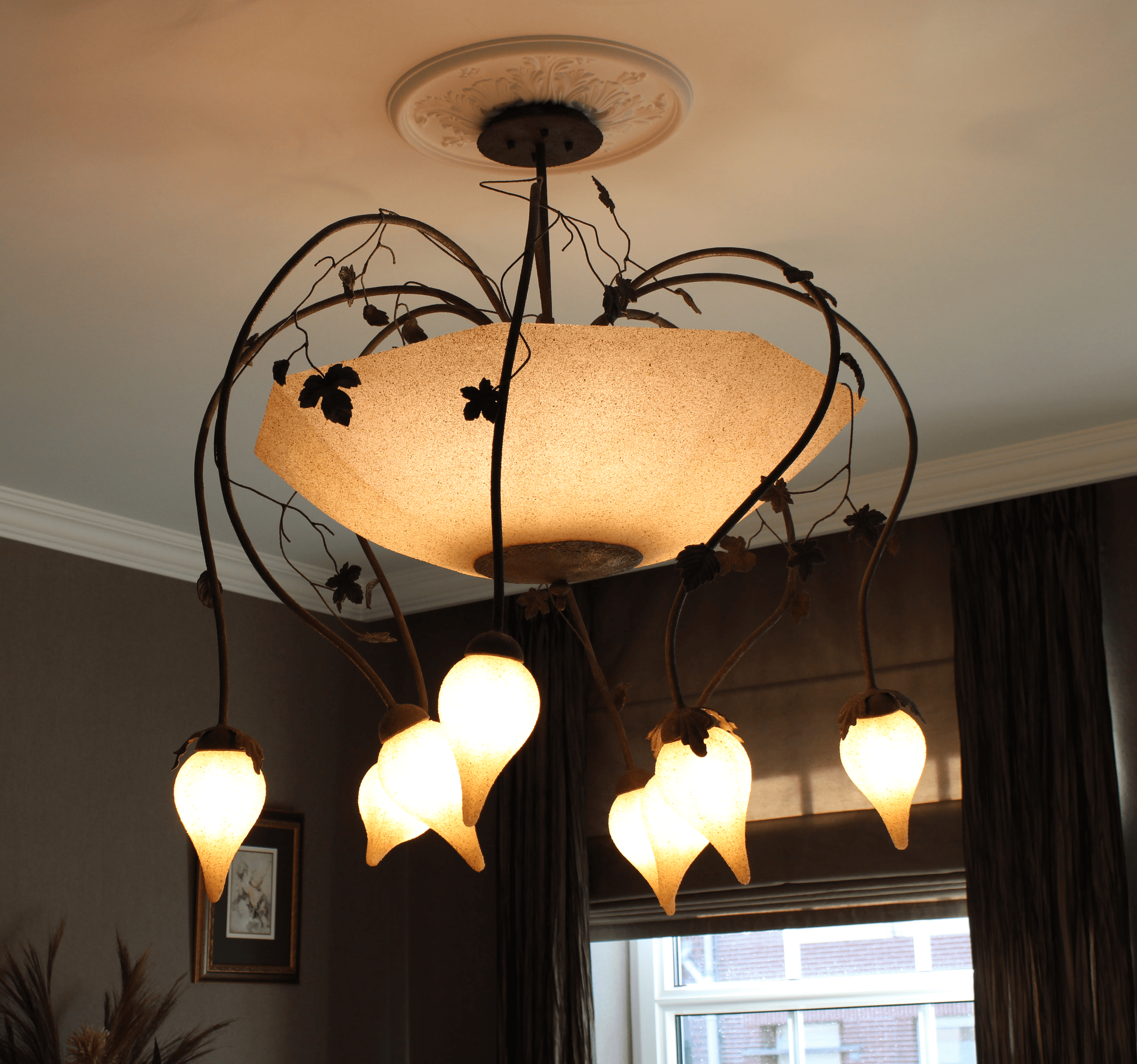 Decoratieve maatwerk hangverlichting van Bellini Lighting met speelse compositie en warme lichtsfeer