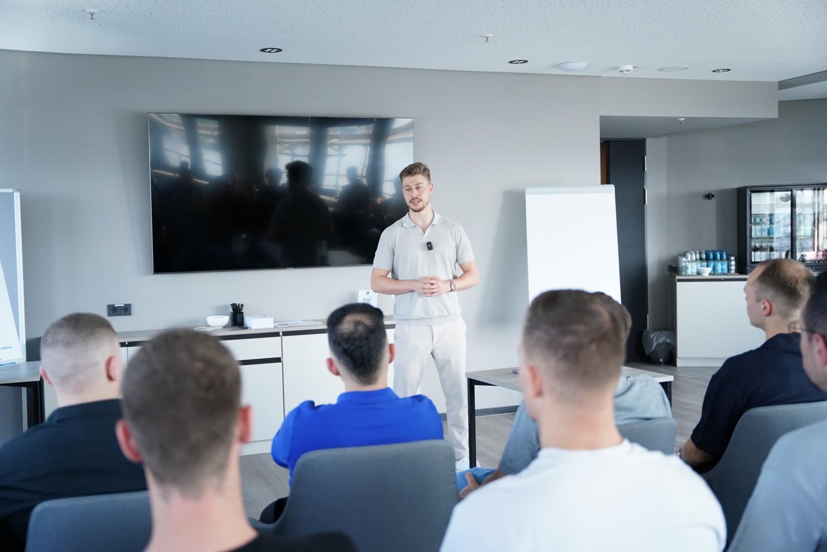 Ein bild von Lasse Landeck vor mehreren Personen beim live Coaching