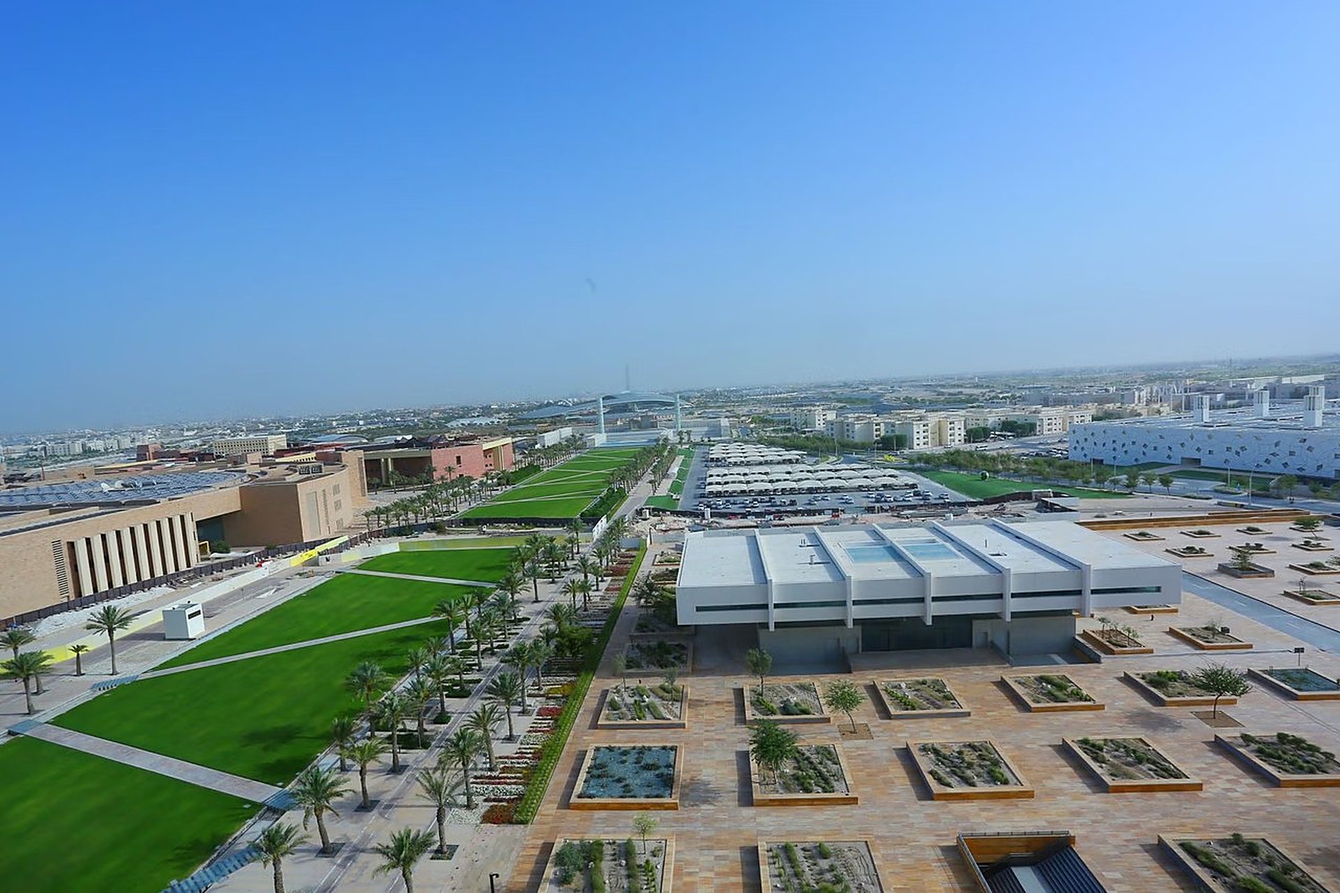 Education City, à Doha, vue du ciel, avec ses bâtiments universitaires et ses pelouses, le campus qui réunit 8 universités