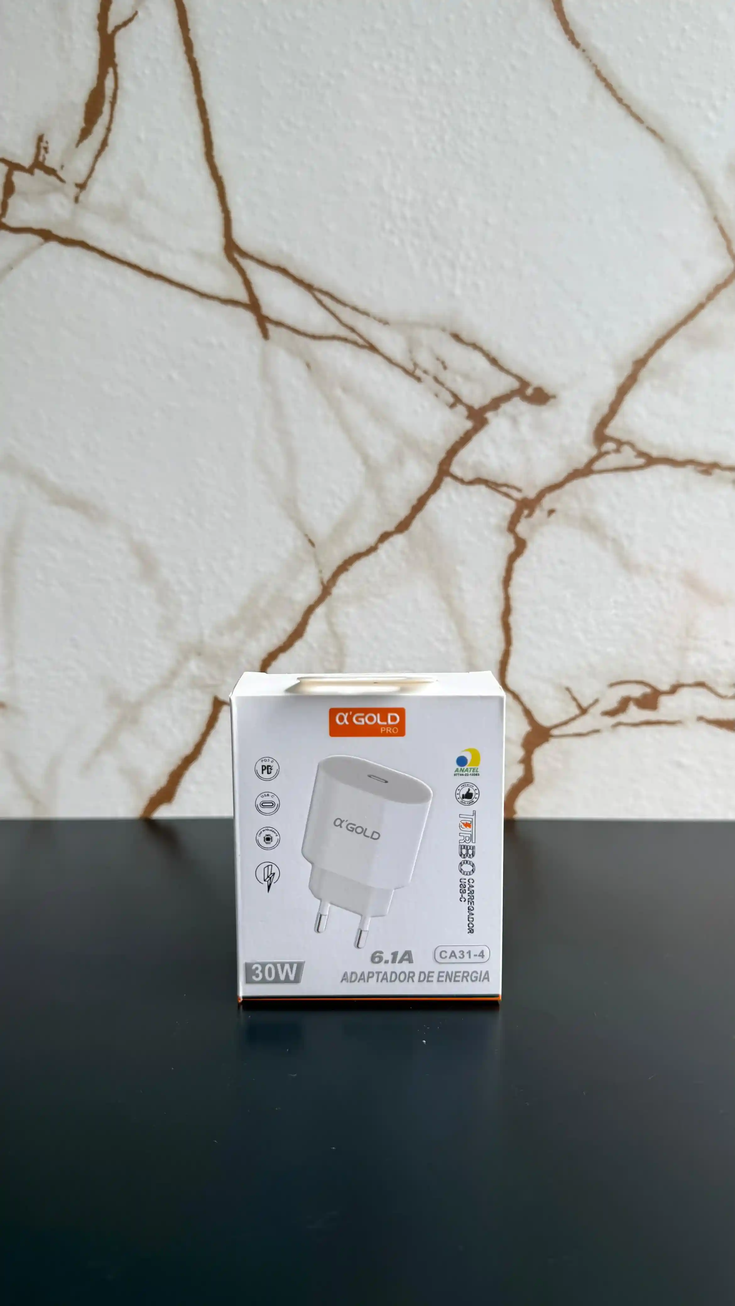 Adaptador de energia α'GOLD PRO CA31-4 30W branco, adaptador USB-C com selo ANATEL e ícones de segurança e PD