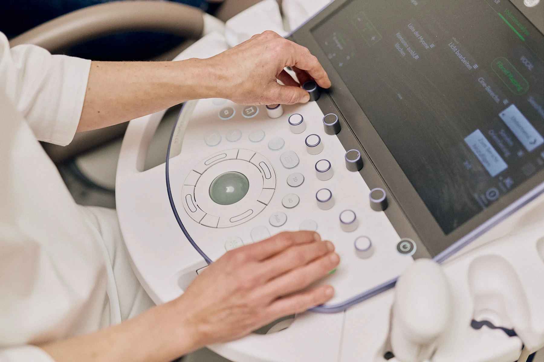 Modernes Ultraschallgerät in der Praxis von Dr med. Angela Lauten – präzise Feindiagnostik und Pränatalmedizin für eine sichere Schwangerschaft.