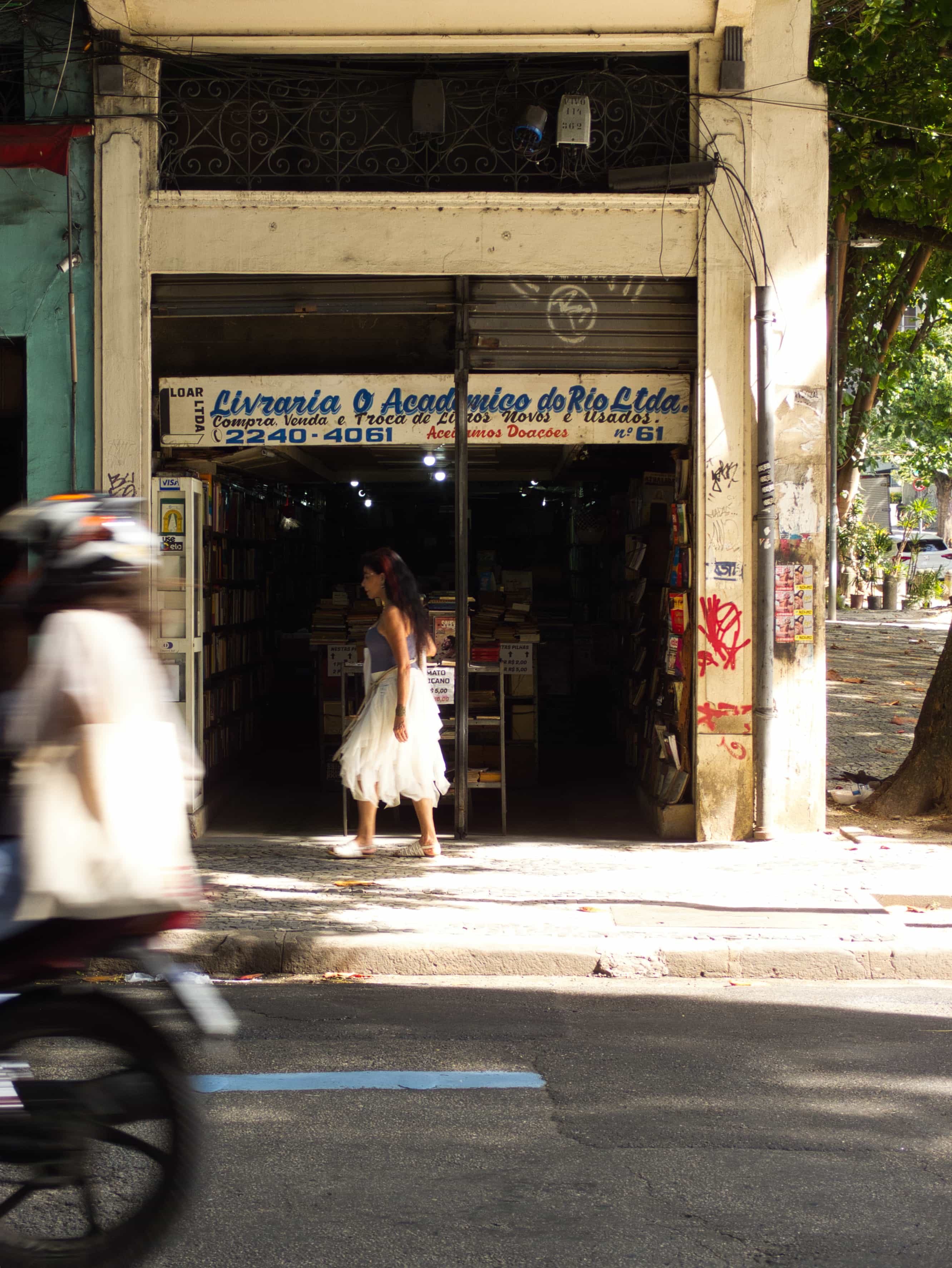 Photo woman walking in RIo