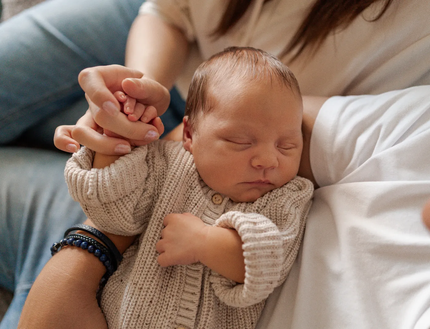 Miminko v náručí rodičů