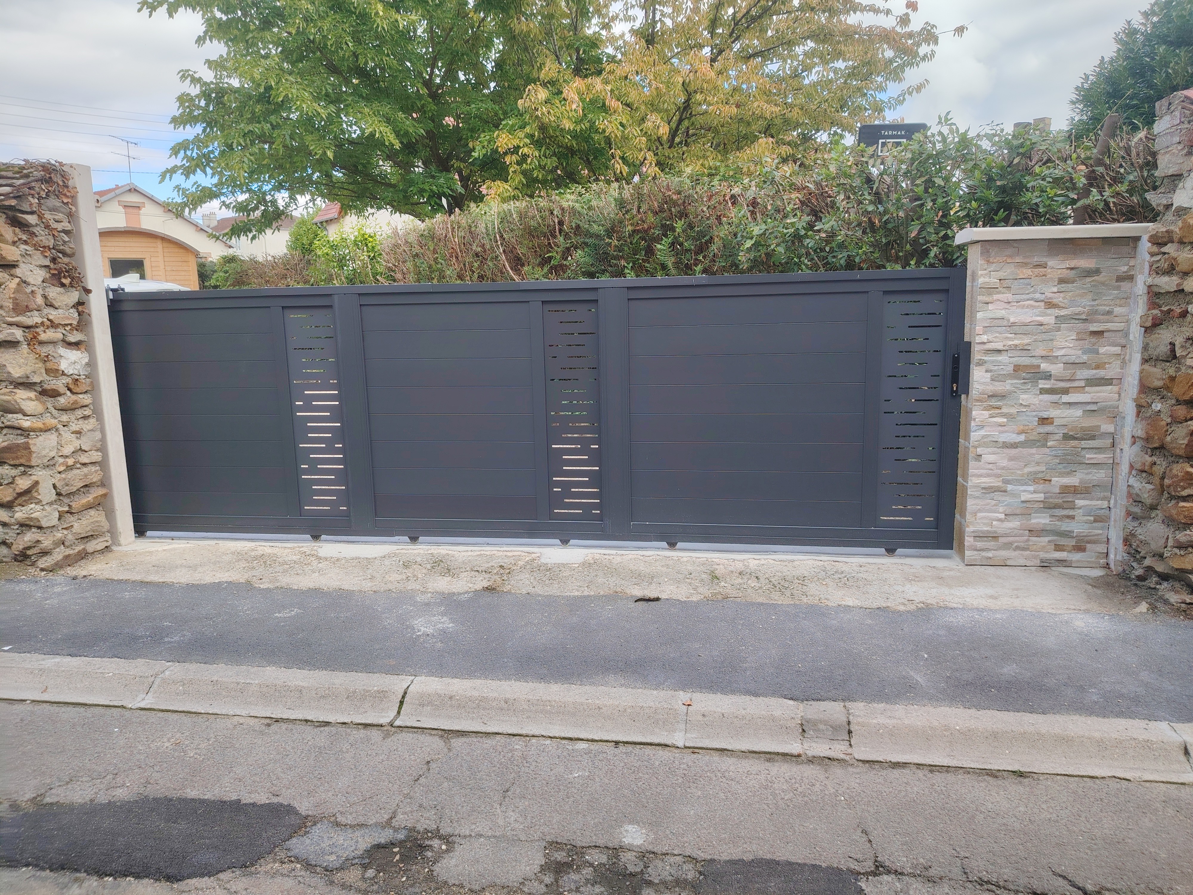 jardin avec une allée pavée et des plantes environnantes