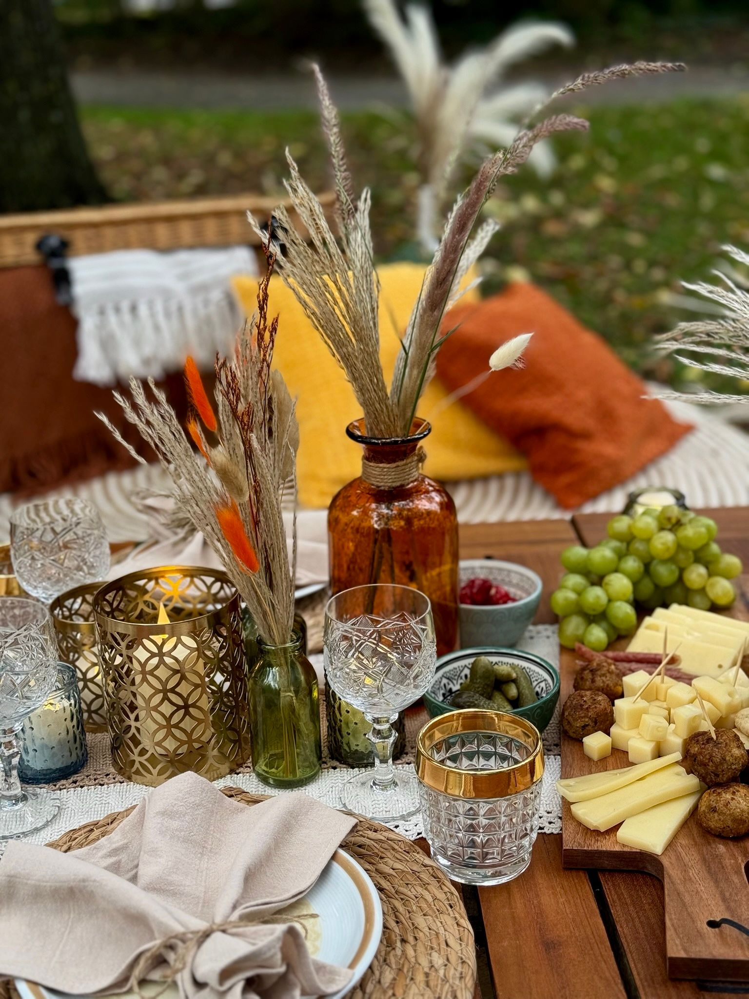 Großes Picknick-Event am Main in Wuerzburg: Bunt gedeckte Tafel für einen Junggesellinnenabschied mit Catering und gemütlicher Lounge-Ecke.