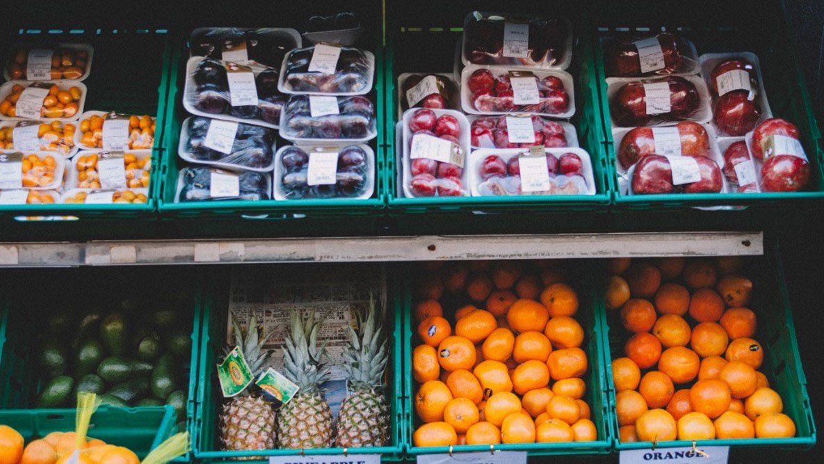 fruit in de schappen van de groenteboer