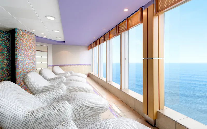 Área interna de relaxamento com vista para o mar no MSC Armonia