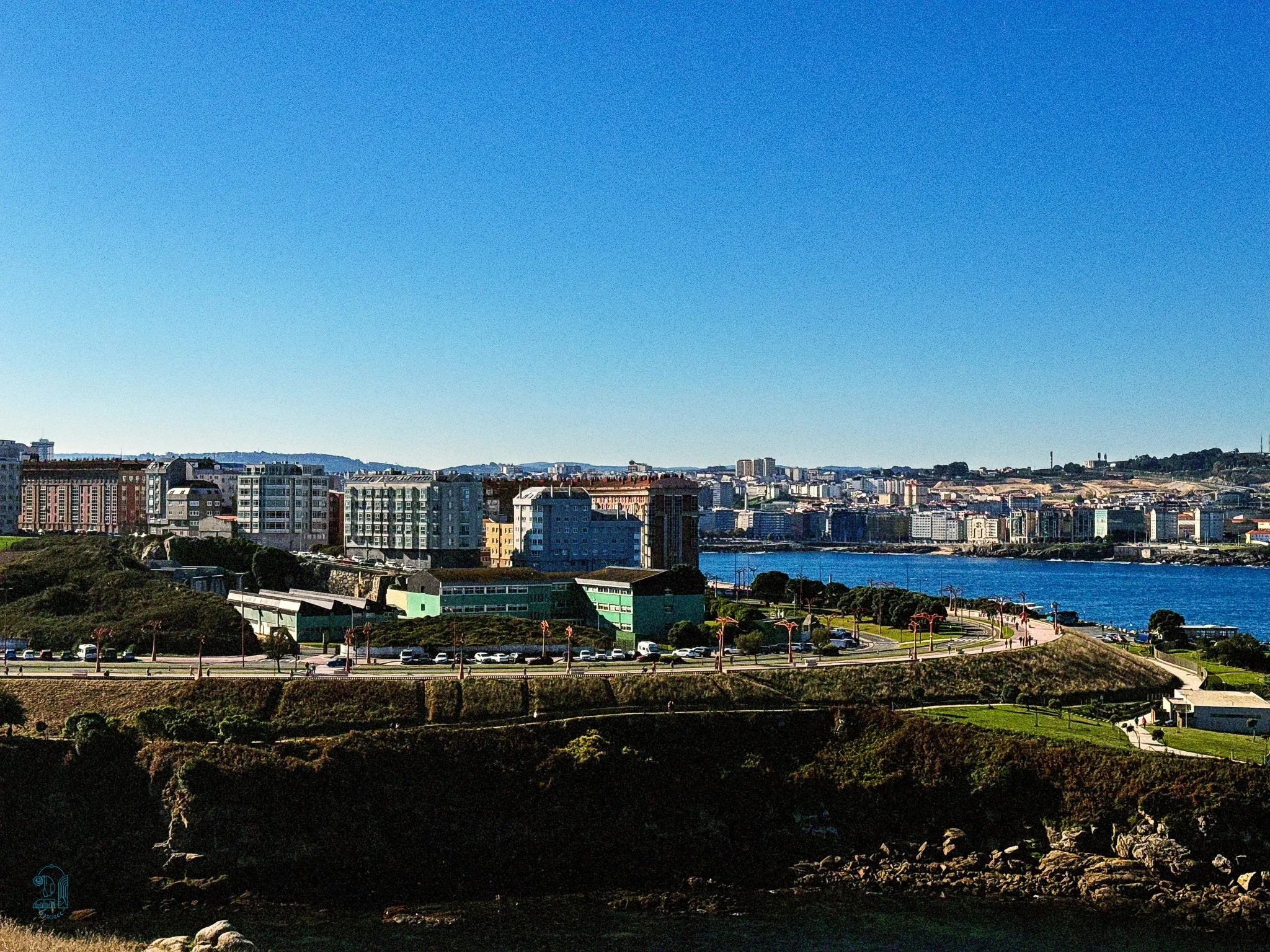 vue d'une ville en bord d'ocean