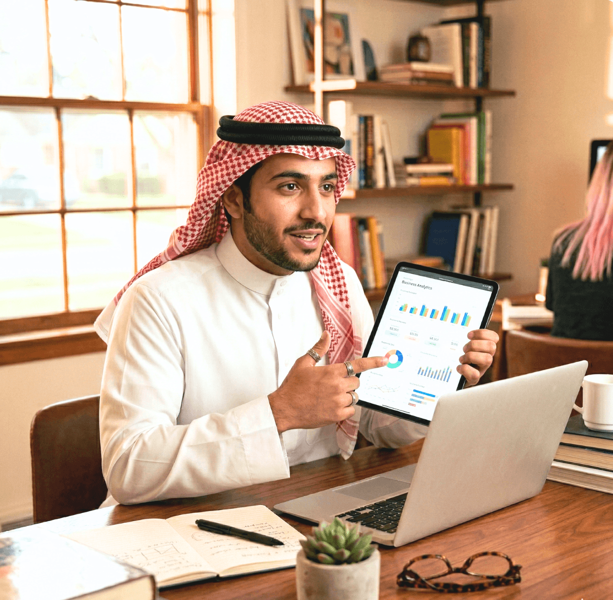 فتاة تستخدم حاسوبًا محمولًا وتشرب القهوة