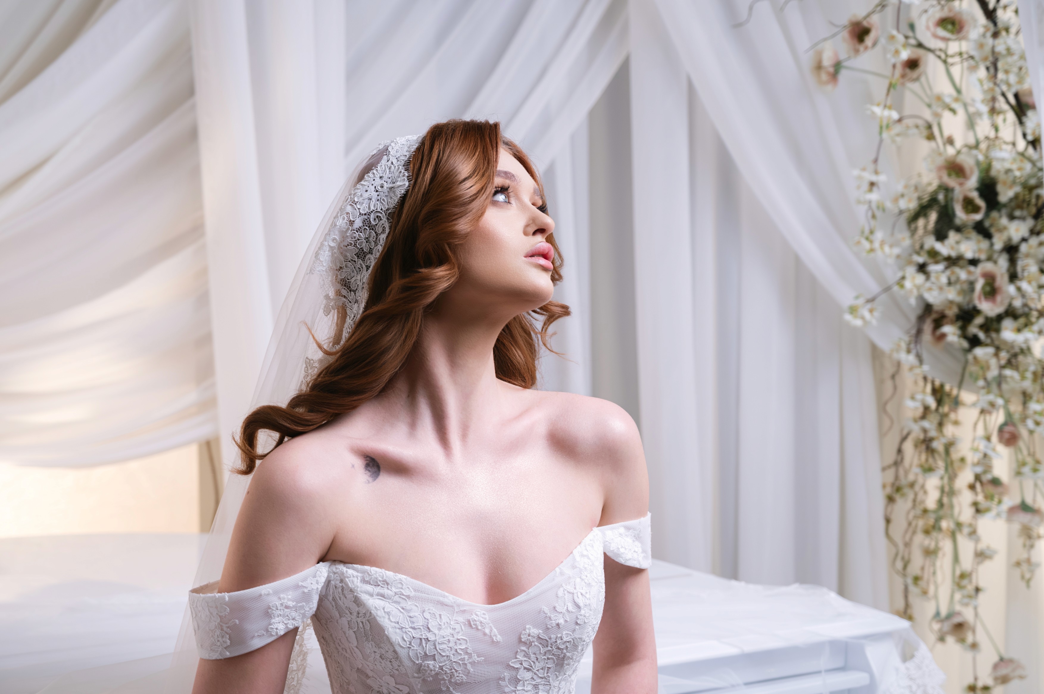 Portret de mireasă într-un decor luminos cu voaluri și flori delicate, ședință foto de nuntă în București