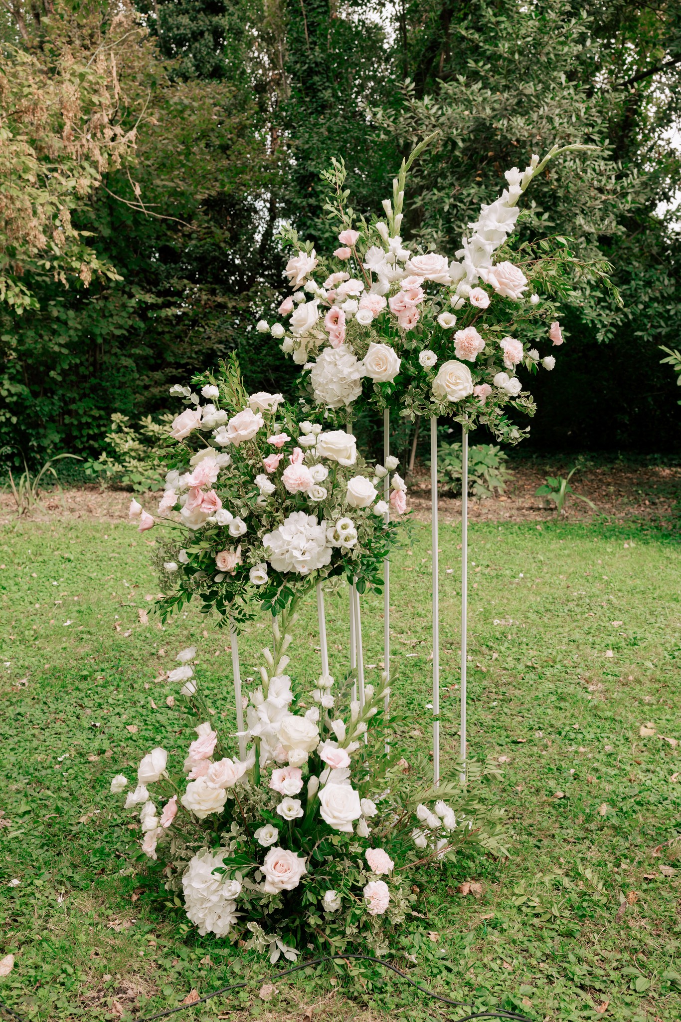 Arco di rose bianche e rosa per la cerimonia nuziale nel parco di Villa Ferrari