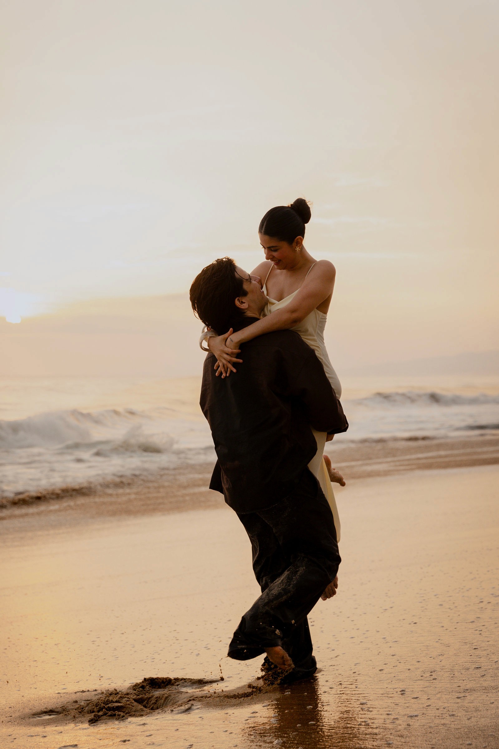 Pareja celebrando su compromiso en la playa en Puerto Escondido